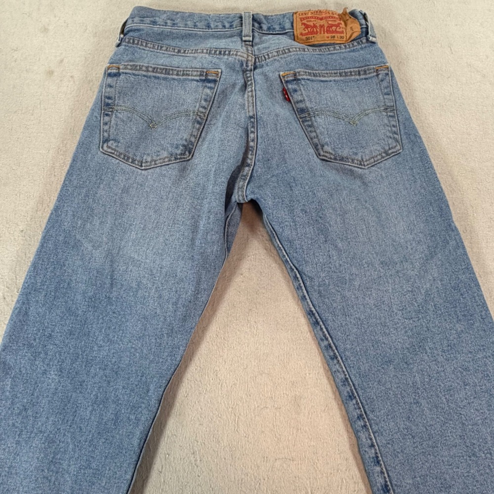 Levi's 501 Original Fit Jeans Mens 28x30 Medium Wash Button Fly Straight - Picture 4 of 12